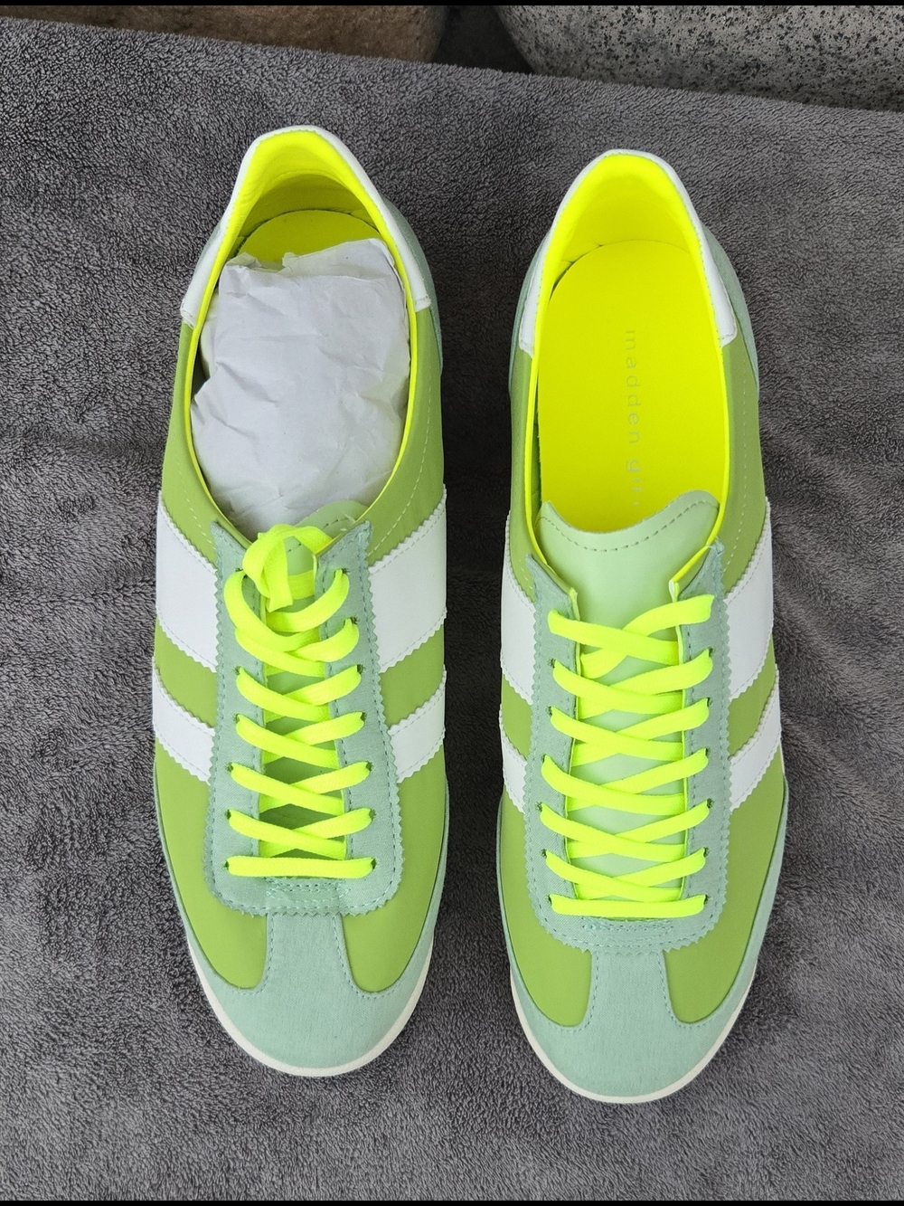 Madden Girl Jumper Women’s Sneakers Size 8.5 Pistachio Green Neon Retro Low Top